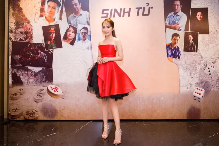 Với lợi thế vòng 1 đầy đặn và vòng eo nhỏ nhắn, Quỳnh Nga thường diện những trang phục đốt mắt người nhìn.