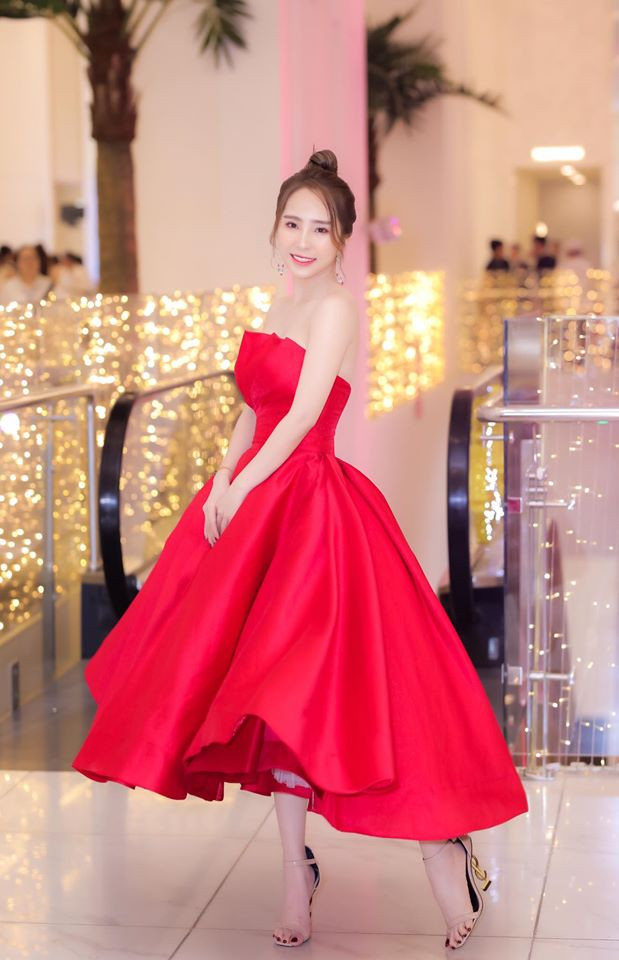 Quỳnh Nga thường xuyên thay đổi với nhiều phong cách khác nhau từ công chúa bánh bèo đến quý cô sang chảnh quyến rũ. Ảnh: FBNV, Internet. Video "Minh Hằng chia sẻ về phong cách thời trang". Nguồn: VTC.