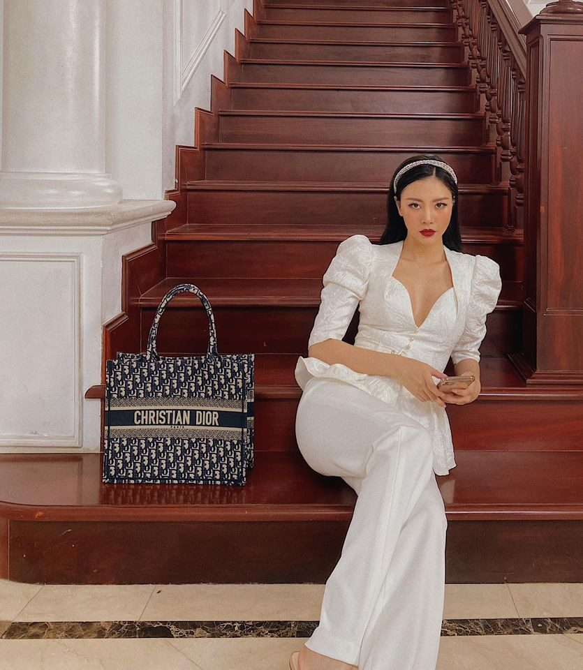 Sau khi trùng tu vòng 1 có thể thấy cô nàng ngày càng ăn mặc sexy, táo bạo hơn hẳn.