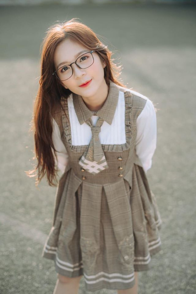 Cách ăn mặc của hot girl Hà thành trông giống các nữ xinh trẻ trung.