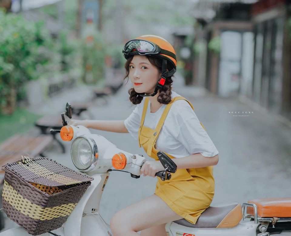 Với cách ăn mặc nữ tính và trẻ trung như nữ sinh, Nguyễn Hoàng Ngọc Huyền được cộng đồng mạng ưu ái đặt cho biệt danh “hot girl đồng phục”.