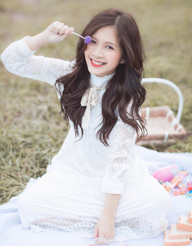 Ngọc Huyền nhí nhảnh với chiếc đầm ren trắng nữ tính.