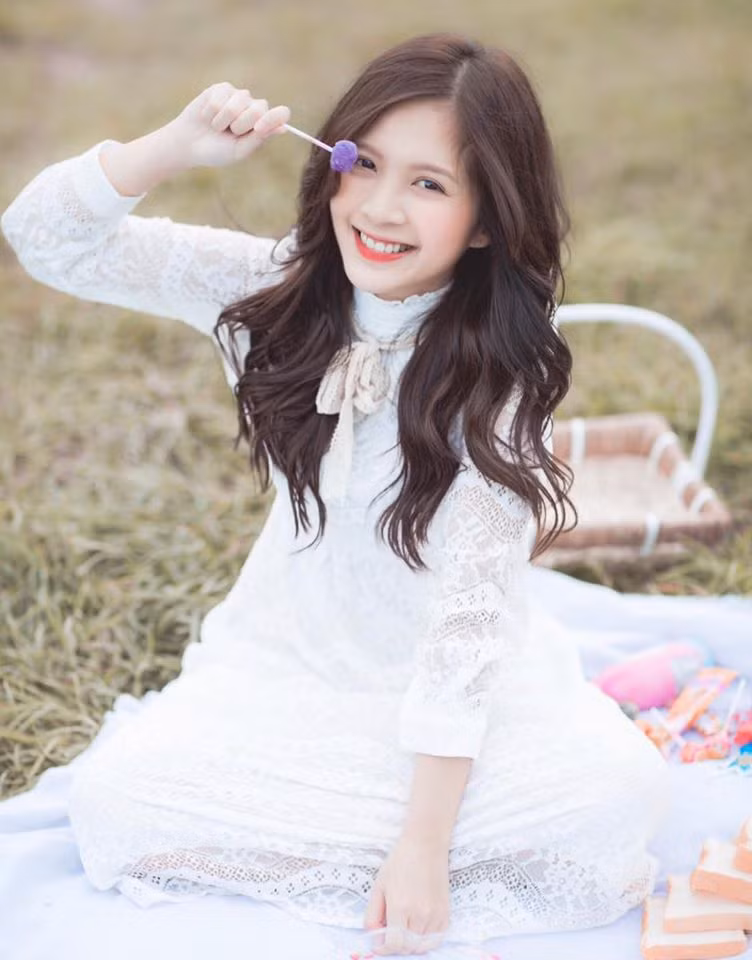 Ngọc Huyền nhí nhảnh với chiếc đầm ren trắng nữ tính.