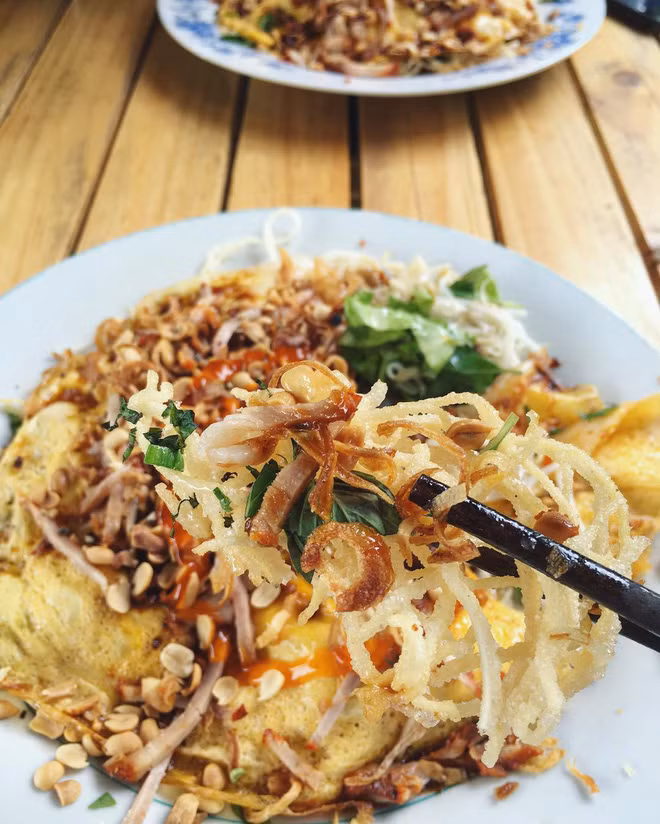 Điều đặc biệt của món pizza hủ tiếu chính là công đoạn chiên để sợi hủ tiếu được vàng giòn.