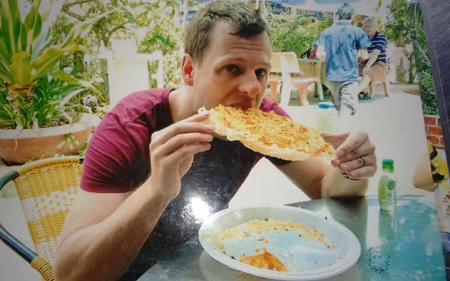 Phần ăn hoàn chỉnh nhìn bắt mắt, đặc sắc không kém gì món pizza hảo hạng của phương Tây. Giá bán hiện nay: 20.000 – 30.000 đồng/đĩa.