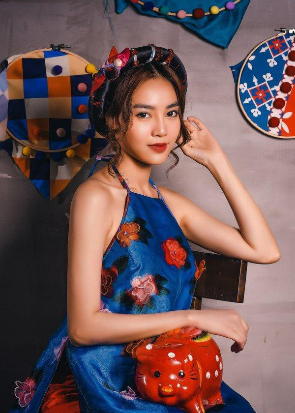 Trong loạt ảnh chụp dịp Tết nguyên đán vừa qua, Ninh Dương Lan Ngọc kết hợp váy yếm với tà áo dài truyền thống và quần lụa đơn sắc.