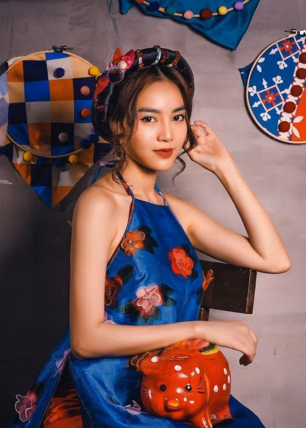 Trong loạt ảnh chụp dịp Tết nguyên đán vừa qua, Ninh Dương Lan Ngọc kết hợp váy yếm với tà áo dài truyền thống và quần lụa đơn sắc.