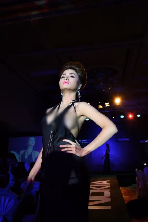 Với chiếc váy có phần thân trên được cách tân chiếc áo yếm, người mẫu Vũ Thu Phương đã hớ hênh để "lộ hàng" trên sàn diễn.