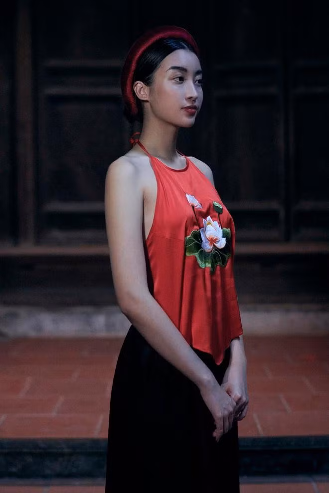 Năm 2019, Đỗ Mỹ Linh gây sốt khi khoe lưng trần trong bộ yếm màu đỏ trong MV Hết thương cạn nhớ của Đức Phúc.