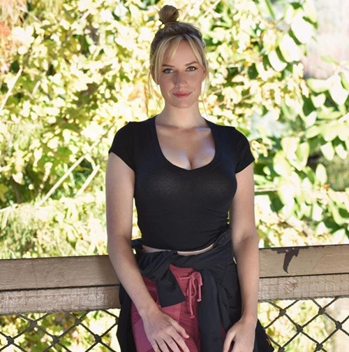 Những bộ váy ôm sát hở lưng, lộ ngực hay quần jeans tôn dáng thường xuyên được 9X tận dụng để khoe lợi thế hình thể.