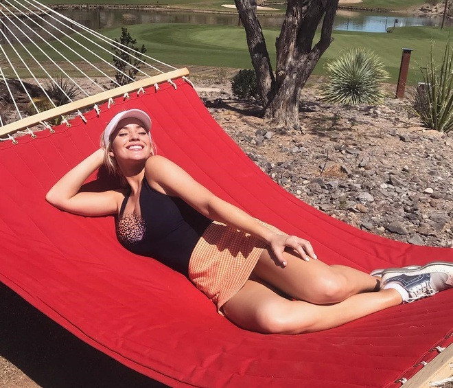 Paige Spiranac chia sẻ cô sẽ tiếp tục duy trì thói quen mặc những trang phục tôn hình thể ra sân golf vì đó là sở thích riêng.