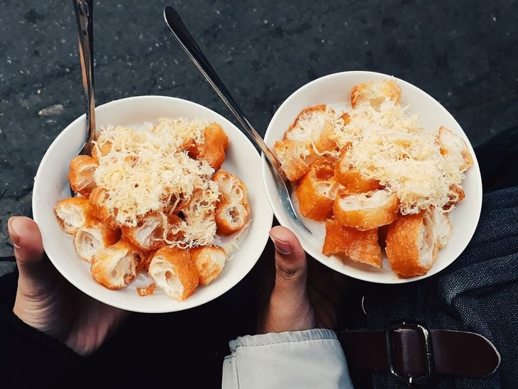 Cháo cũng là một món lót dạ ấm nóng mà bạn có thể cân nhắc. Ở Đà Lạt, cháo được nấu vừa vặn, ăn kèm bánh bao, giò ruốc quẩy…