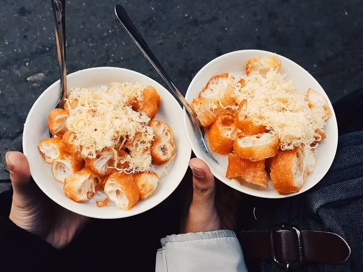 Cháo cũng là một món lót dạ ấm nóng mà bạn có thể cân nhắc. Ở Đà Lạt, cháo được nấu vừa vặn, ăn kèm bánh bao, giò ruốc quẩy…