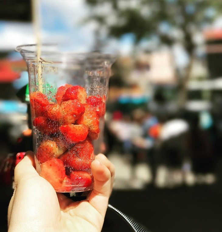 Dâu lắc: Sau khi ăn uống no nê sẽ thật tuyệt khi tráng miệng bằng món dâu lắc. Người Đà Lạt đã tận dụng đặc sản tại chính nơi đây để làm ra món dâu tây lắc ngon tuyệt. Dâu tây tươi, to múp được trộn với lượng nước đường vừa phải, thêm chút muối tôm rồi lắc đều. Giá cho một cốc dâu lắc dao động từ 10.000- 20.000 đồng