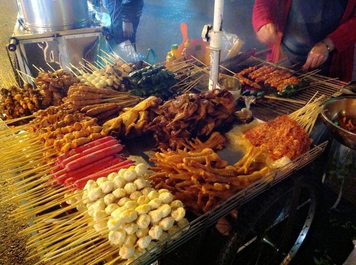 Xiên nướng thập cẩm: Ngoài khoai, bắp nướng, dãy quán nướng xiên thập cẩm với nhiều lựa chọn như thịt, sườn, rau củ, ếch, tôm, cá, cánh gà, chân gà, bò lá lốt… giá rẻ, thơm cay cũng được nhiều bạn trẻ yêu thích.