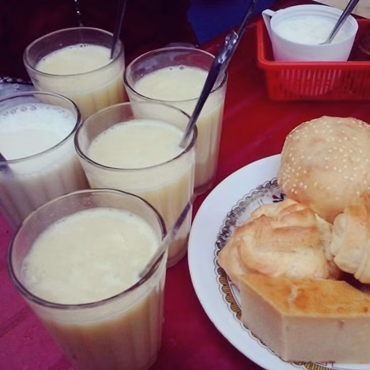 Sữa đậu nành nóng bán khắp chợ. Nếu muốn ngắm nghía không khí chợ đêm tấp nập, bạn có thể tới chọn hàng có nồi sữa đậu nành ngay trên dãy bậc thang. Sẽ thật tuyệt khi giữa trời lạnh được áp ly sữa ấm vào má, hít hà khói, rồi thư thả hút những ngụm sữa ấm, thơm ngon.