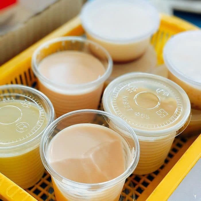 Yaourt Đà Lạt cũng là món tráng miệng nên thử ở chợ đêm Đà Lạt. Hũ yaourt không lạnh mà ấm, không xốp mà dẻo mịn, béo, thơm lừng sữa tươi.