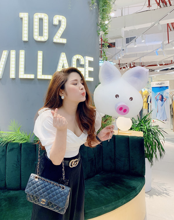 Một chiếc váy với phần vai trễ tràng giúp BTV này khoe được vẻ tươi tắn, trẻ trung hợp tuổi.