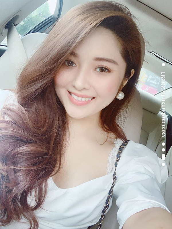 Hầu hết tủ trang phục của cô là màu đen, trắng. Vì theo cô đây là 2 tông màu cơ bản, vừa dễ mặc lại ít khi lỗi mốt.