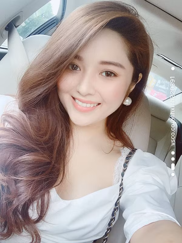 Hầu hết tủ trang phục của cô là màu đen, trắng. Vì theo cô đây là 2 tông màu cơ bản, vừa dễ mặc lại ít khi lỗi mốt.