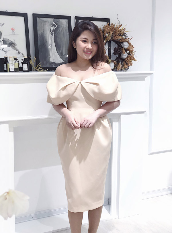 Những chiếc đầm trễ vai gợi cảm được cô nàng tận dụng hết mức để khoe bờ vai quyến rũ.