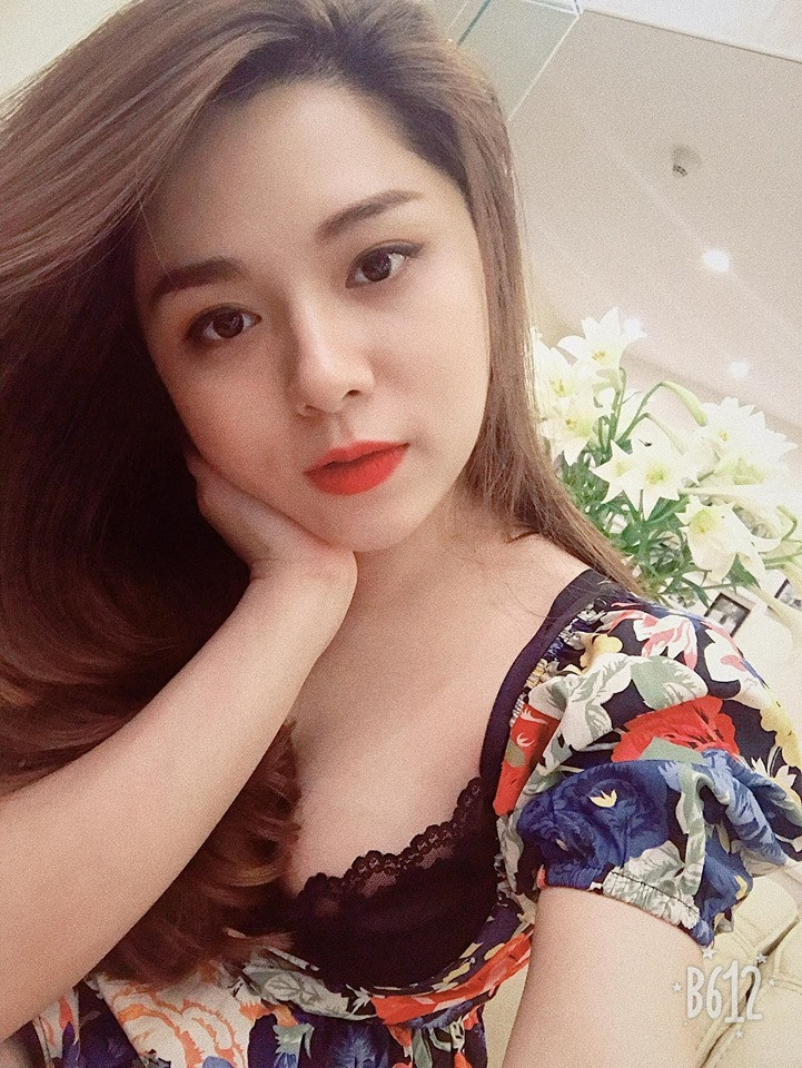 Ngoài đời, Diệu Linh ăn mặc khá thoải mái khi thì nữ tính, lúc lại gợi cảm quyến rũ.