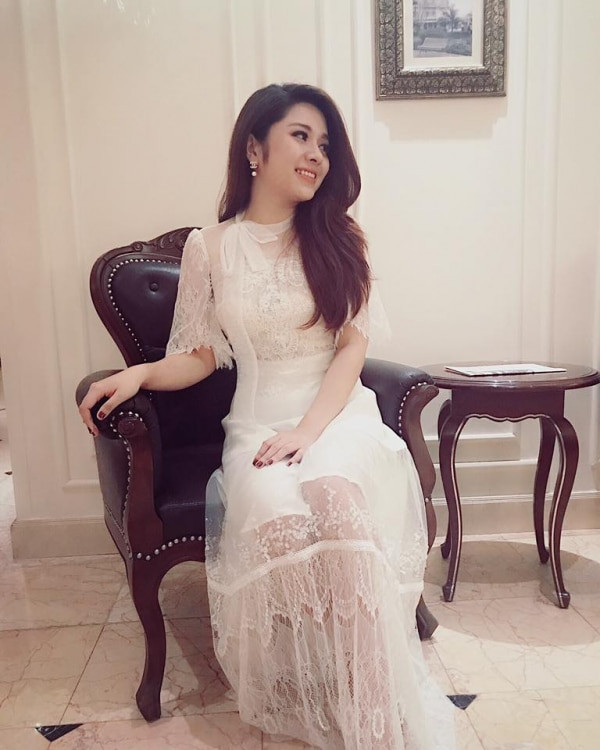 Diệu Linh gây ấn tượng bởi nhan sắc yêu kiều, ngọt ngào và thần thái cuốn hút trong chiếc đầm xuyên thấu. Ảnh: FBNV. Video "Minh Hằng chia sẻ về phong cách thời trang". Nguồn: VTC.