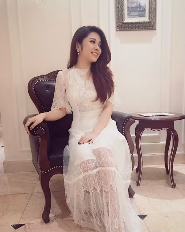 Diệu Linh gây ấn tượng bởi nhan sắc yêu kiều, ngọt ngào và thần thái cuốn hút trong chiếc đầm xuyên thấu. Ảnh: FBNV. Video "Minh Hằng chia sẻ về phong cách thời trang". Nguồn: VTC.