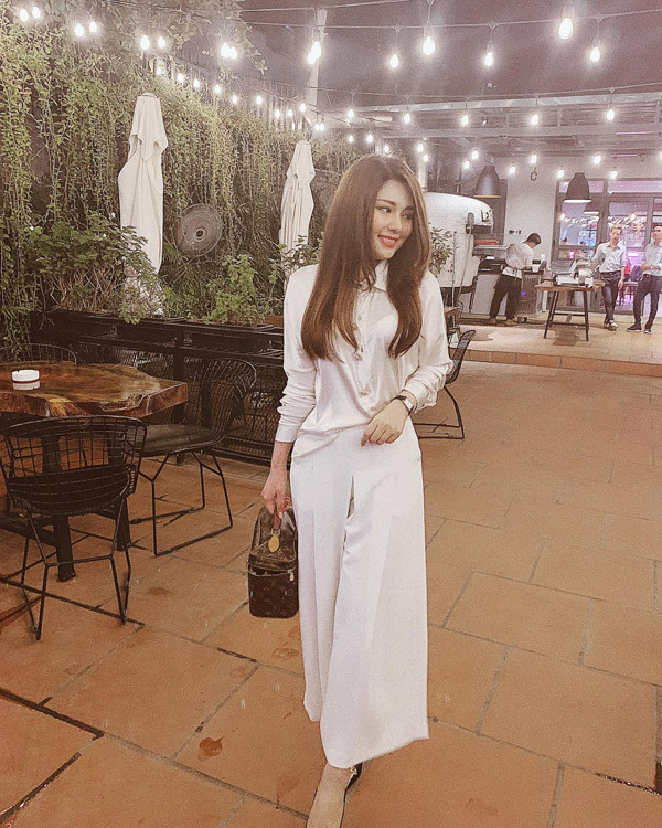 Đôi khi, người đẹp 9X khoe dáng sang chảnh với set đồ trắng toàn tập.