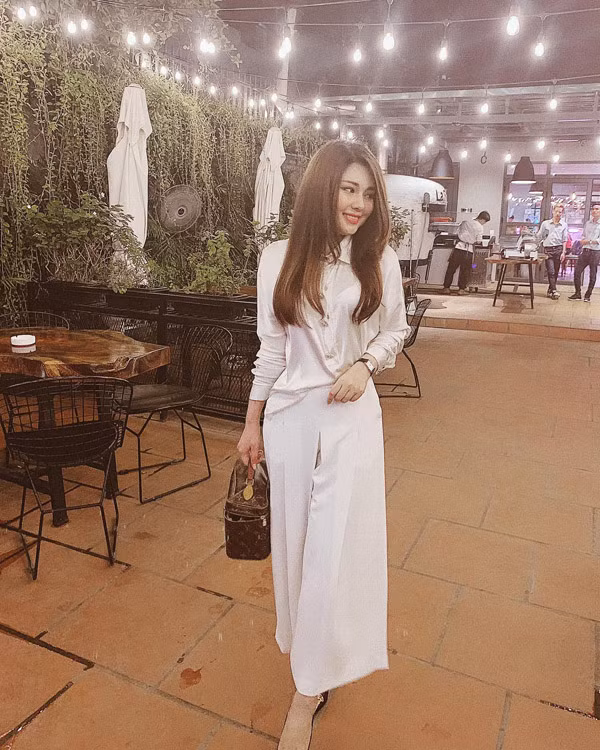 Đôi khi, người đẹp 9X khoe dáng sang chảnh với set đồ trắng toàn tập.