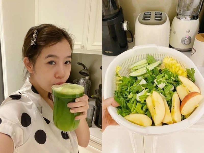 MC Điệp Chi mix hàng chục thành phần từ cải xoăn, cần tây, rau bina, cải xoong, rau diếp, súp lơ, cà rốt, bí xanh, táo, dứa, và chanh để tạo thành món uống đẹp da và detox cơ thể.