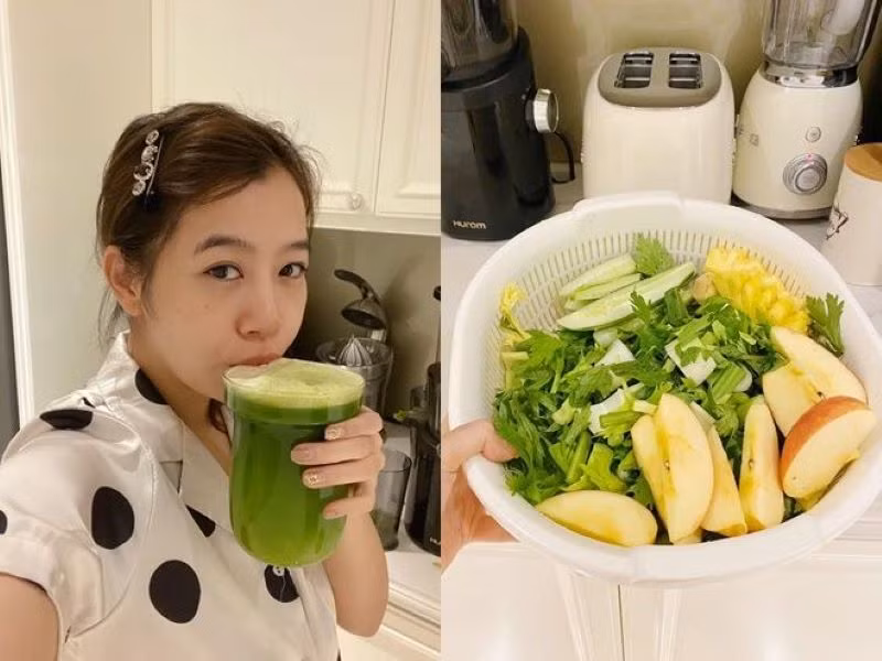 MC Điệp Chi mix hàng chục thành phần từ cải xoăn, cần tây, rau bina, cải xoong, rau diếp, súp lơ, cà rốt, bí xanh, táo, dứa, và chanh để tạo thành món uống đẹp da và detox cơ thể.