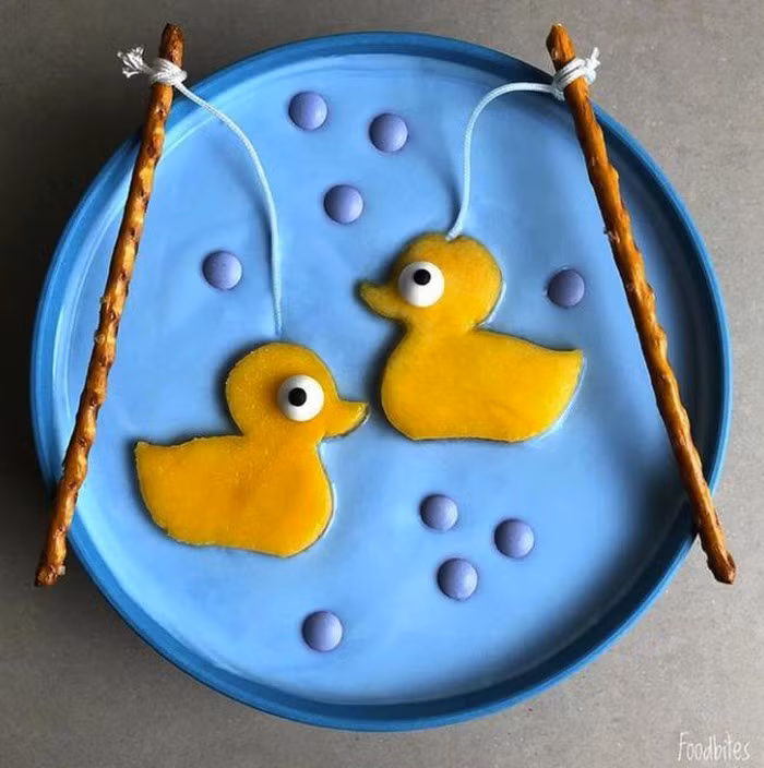 "Nào, chúng ta hãy cùng đi câu vịt về làm thức ăn cho mình”.