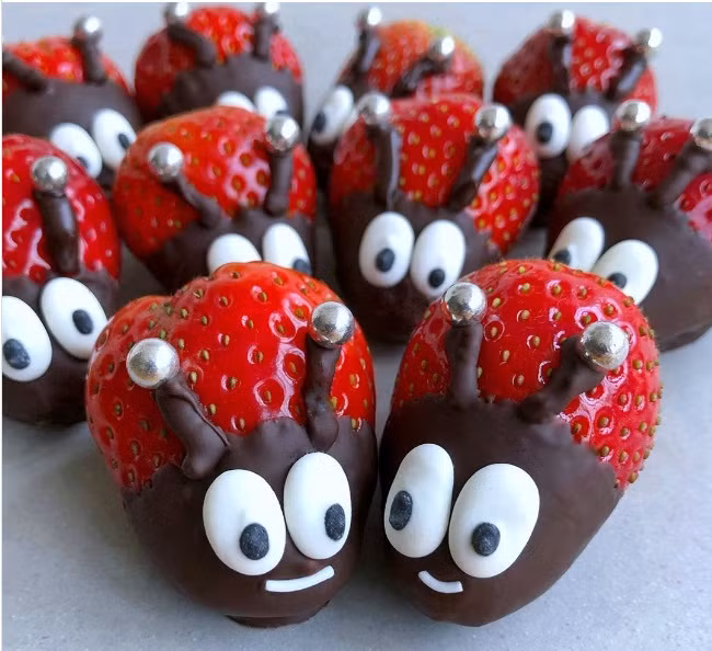 Những chú bọ làm từ dâu tây và socola. Mời độc giả theo dõi video "Chế biến món ngon từ nấm đông cô". Nguồn: VTC.