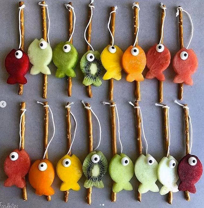 Những chú cá hoa quả đáng yêu trên đĩa đã "cắn câu" và sẵn sàng trở thành bữa tráng miệng của bạn.