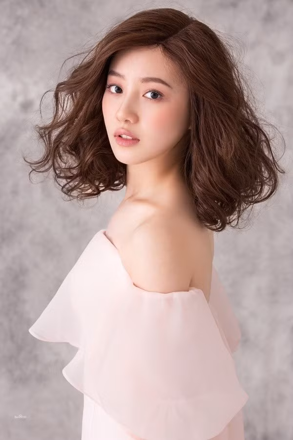 Nhan sac tua nu than cua con gai Nguy Anh Lac “Dien hi cong luoc”-Hinh-4