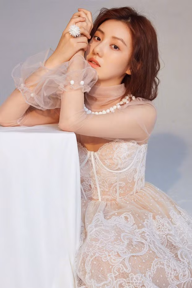 Nhan sac tua nu than cua con gai Nguy Anh Lac “Dien hi cong luoc”-Hinh-2