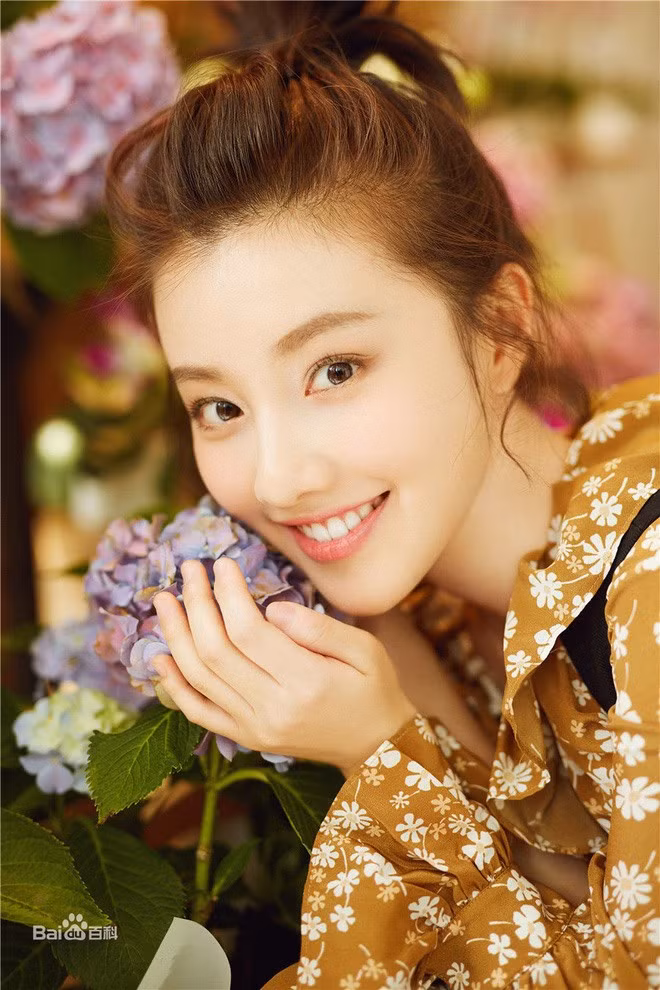 Nhan sac tua nu than cua con gai Nguy Anh Lac “Dien hi cong luoc”-Hinh-6