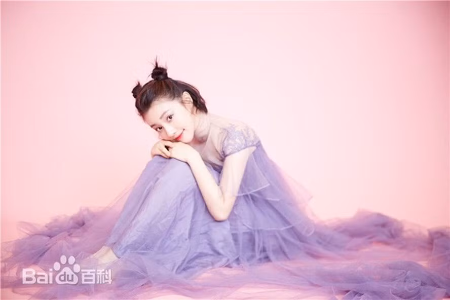 Nhan sac tua nu than cua con gai Nguy Anh Lac “Dien hi cong luoc”