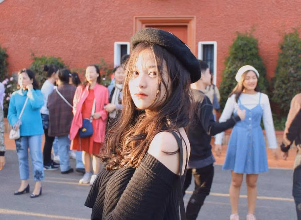 Nhờ đó, Linh cũng được các cửa hàng thời trang mời làm mẫu ảnh vào thời gian rảnh và cuối tuần. Trải nghiệm này khiến cô bạn cảm thấy rất thích thú.