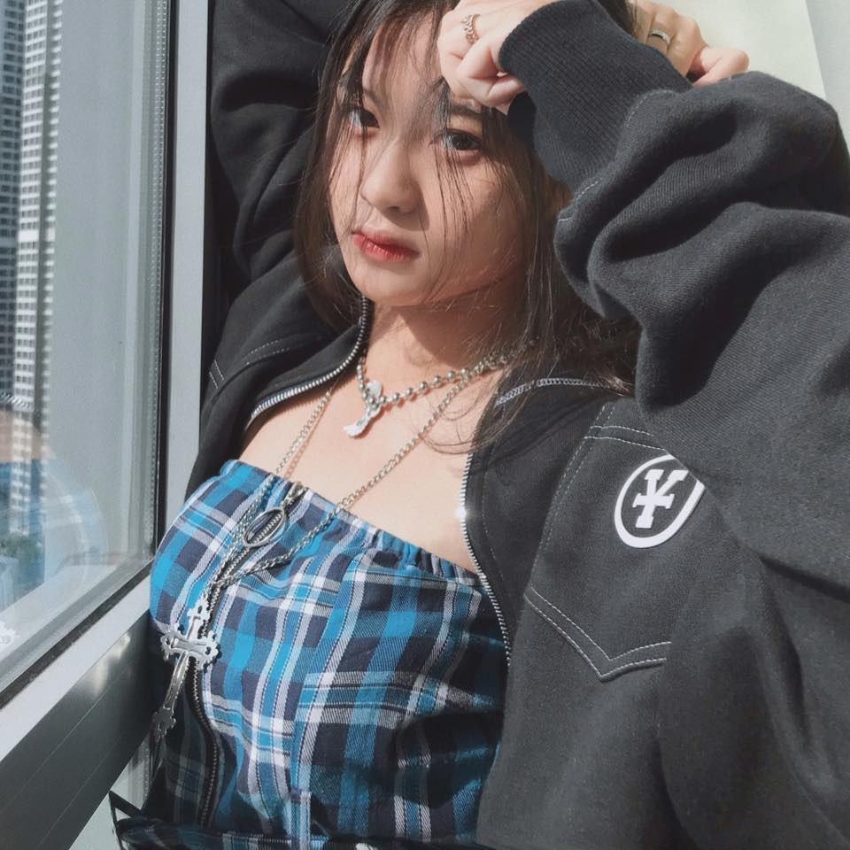 Bên cạnh đó, cô bạn cũng biết làm đẹp cho bản thân, đầu tư dưỡng da và nuôi tóc dài.