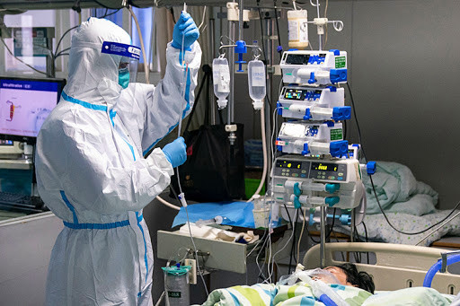 Bên trong phòng áp lực âm vẫn có nguy cơ nhiễm khuẩn nên người chăm sóc bệnh nhân phải mặc áo bảo hộ và đeo khẩu trang phòng bệnh. Ảnh: Internet. Video "Cố tình lây virus Corona có thể bị tử hình". Nguồn: VTC Now.