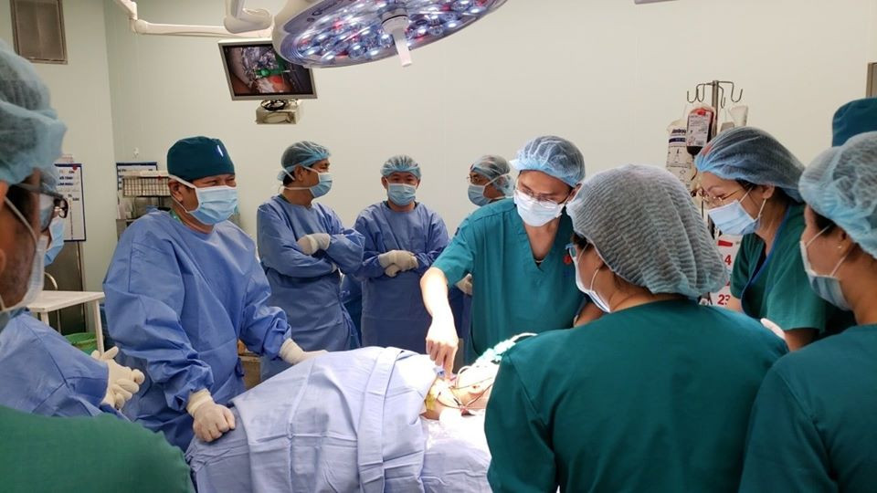 Hy vọng ca mổ sẽ thành công tốt đẹp để hai bé có cơ thể lành lặn như bao đứa trẻ khác. Ảnh: BVCC.