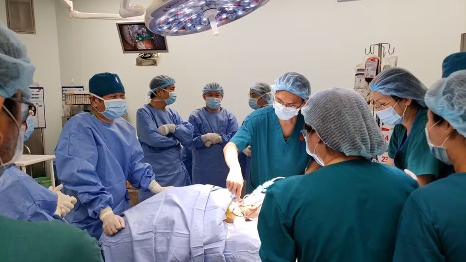 Hy vọng ca mổ sẽ thành công tốt đẹp để hai bé có cơ thể lành lặn như bao đứa trẻ khác. Ảnh: BVCC.