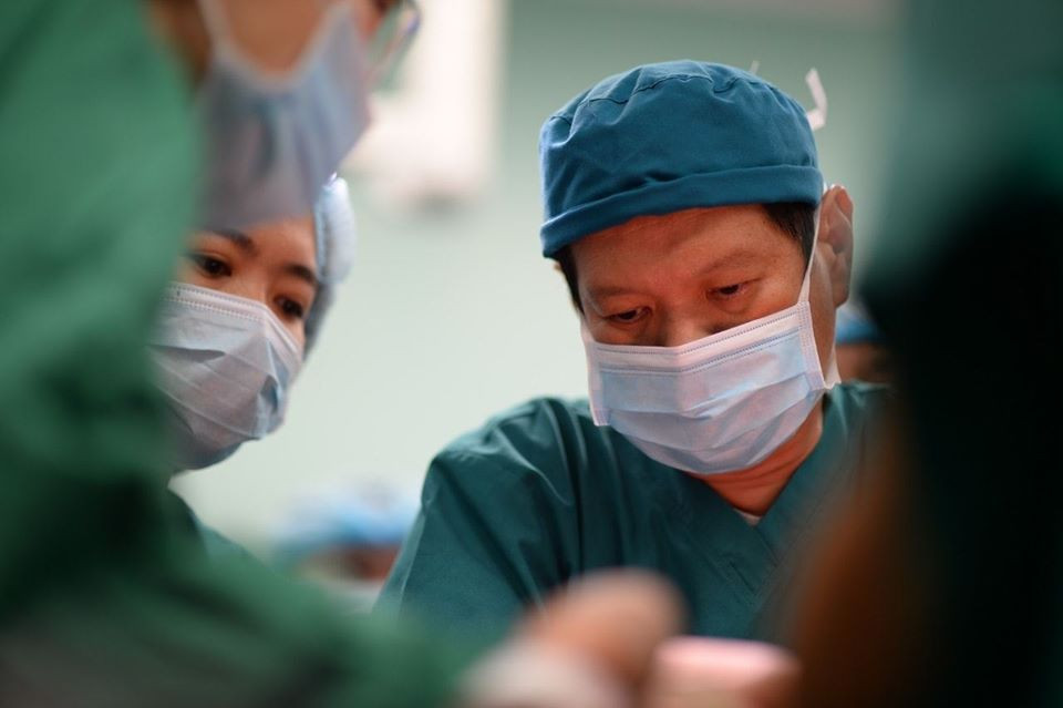 Với cuộc đại phẫu vô cùng phức tạp, kéo dài khoảng 12 tiếng đồng hồ, các bác sĩ dự kiến mỗi bé mất khoảng 250-500ml máu. Các bác sĩ phải tập trung cao độ.