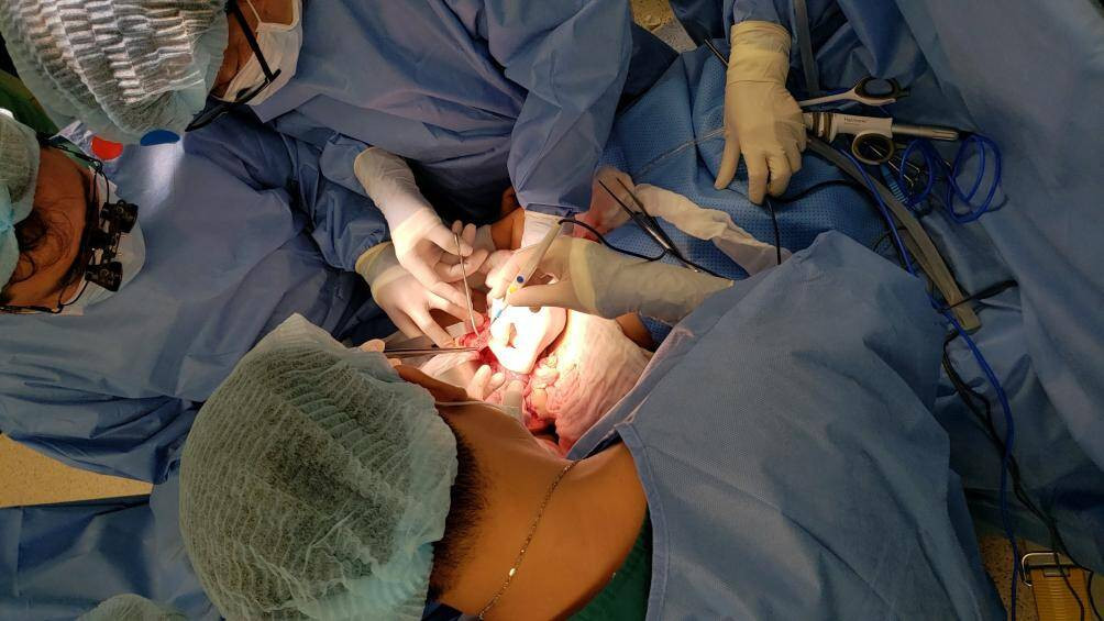 Hai bé đã gắn bó với bệnh viện từ lúc còn trong bụng mẹ. Lúc đó, các bác sĩ đã nắm rõ sự dính nhau phức tạp của hai bé nhưng cha mẹ quyết tâm nuôi dưỡng đến ngày chào đời.