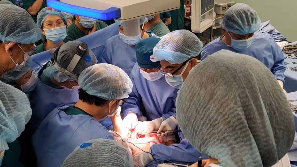 Lúc 14h10 ngày 15/7, Bệnh viện Nhi Đồng Thành phố đã tách rời hoàn toàn cặp song sinh dính liền vùng bụng chậu. Sau đó, ê-kíp mổ cũng được chia ra hai phòng để tiếp tục tiến hành khép lại cơ quan nội tạng và tạo hình cho hai bé gái.