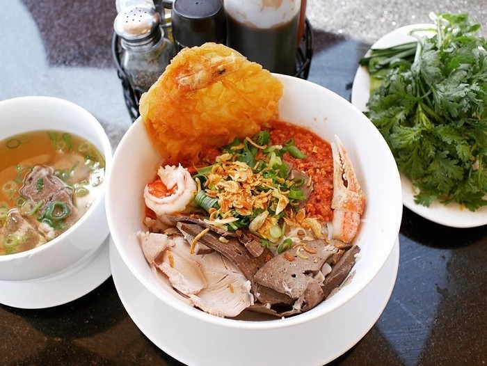 Hủ tiếu Sa Đéc là một trong những món ăn dân dã nổi tiếng ở Đồng Tháp. Hủ tiếu Sa Đéc có sợi mềm, không bở, không dai, màu trắng sữa và rất thơm. Đặc biệt, nước dùng thơm, ngọt thanh nhưng không quá béo ngậy.