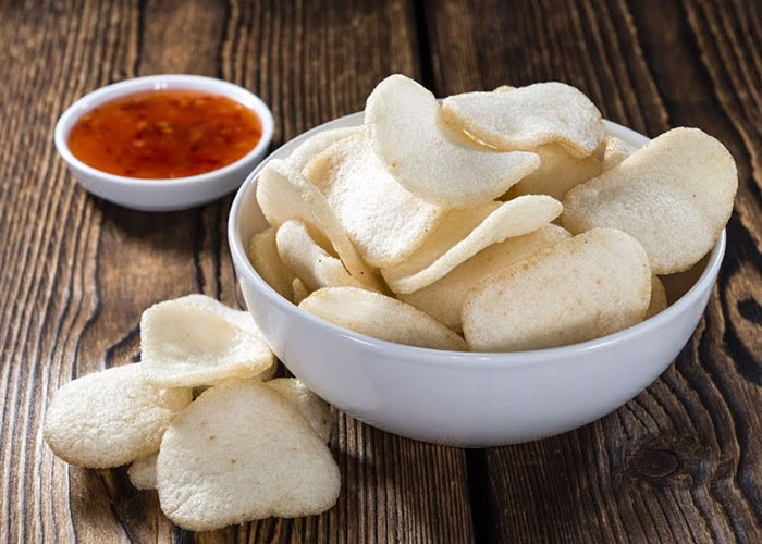 Bánh phồng tôm Sa Giang: Đây là một đặc sản hấp dẫn không chỉ trong và ngoài nước đều biết đến. Món này được làm từ bột, thịt tôm xay nhuyễn thêm một ít hạt tiêu giã nhỏ. Bánh phồng tôm Sa Giang dai, giòn, xốp. Ảnh: Internet. Mời độc giả theo dõi video "Chế biến món ngon từ nấm đông cô". Nguồn: VTC.