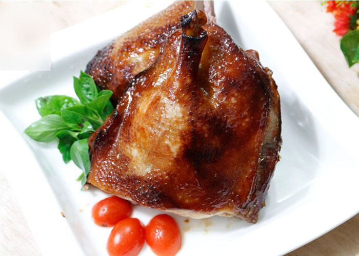 Vịt nướng Sa Đéc – Cao Lãnh: Ghé thăm Đồng Tháp vào mùa nước nổi từ tháng 7 đến tháng 11, du khách sẽ được thưởng thức đặc sản vịt nướng Sa Đéc – Cao Lãnh với những thớ thịt béo ngậy, giòn tan và hương thơm cực kỳ hấp dẫn.